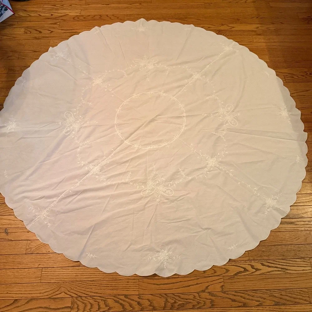 2.8.6 White Round Embroidered Floral Tablecloth 69